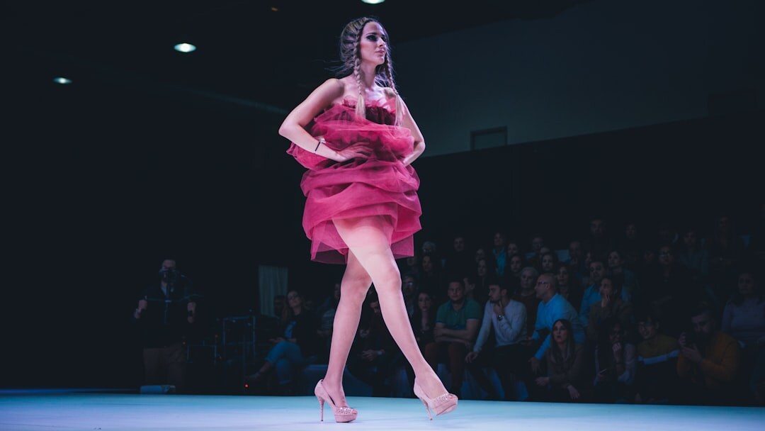 Modelo caminando por una pasarela durante un desfile de moda