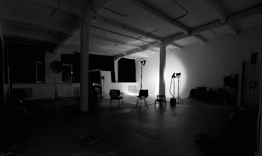 Set de televisión con luces de estudio y cámaras profesionales