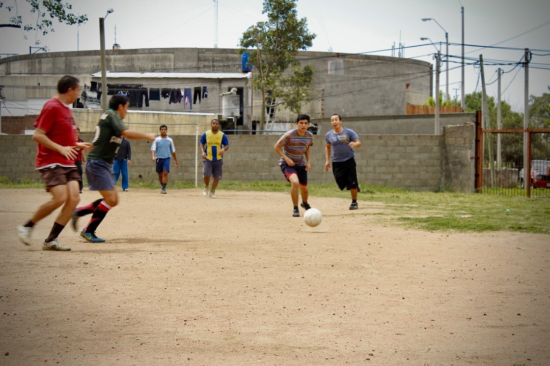 Jugadores de fútbol celebrando un gol en un estadio de Uruguay