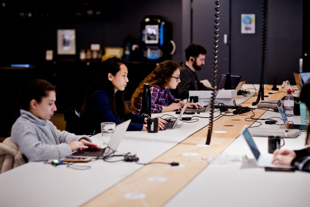 Equipo de periodistas trabajando en una redacción moderna