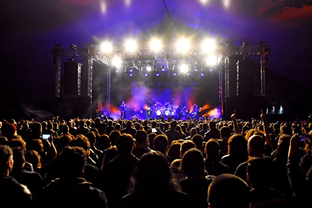 Escenario de un concierto con luces de colores durante un festival de música en Uruguay